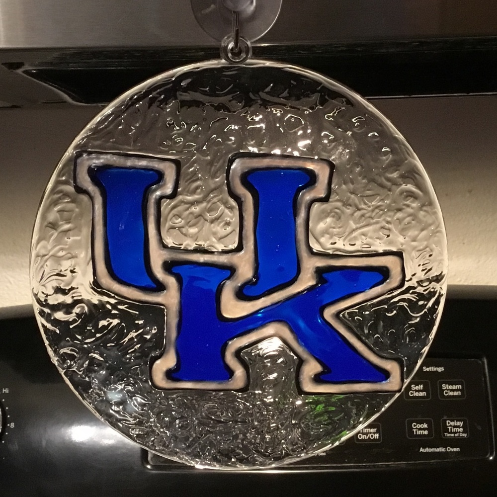 KENTUCKY WILDCATS Hand Painted Stained glass Acrylic 6 inch Circle.